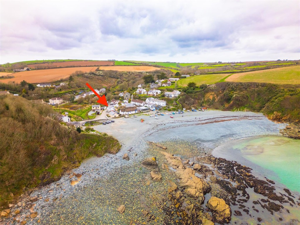Lot: 47284 - DETACHED WELL PRESENTED THREE-BEDROOM BEACH HOUSE IN IDYLLIC LOCATION - Main aerial view highlighting property